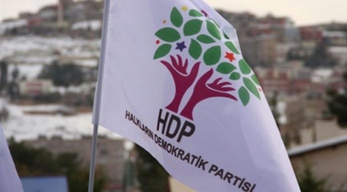 Au moins 15 sièges locaux du Parti démocratique des Peuples à Istanbul ont fait l'objet de perquisitions, mercredi, par la police. La police a saisi des banderoles et du matériel d'information sur la grève de la faim des prisonniers politiques en Turquie.
