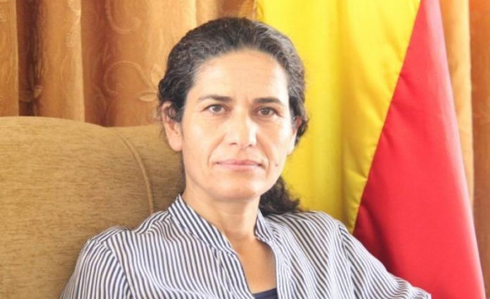 « Les femmes devraient unir leurs forces contre la mentalité djihadiste et s’engager plus activement dans le projet politique mis en place dans le nord-est de la Syrie », a déclaré lham Ahmad, présidente du conseil exécutif du Conseil démocratique syrien (MSD), suite à l’assassinat par l’EI de deux femmes politiques kurdes dans la région de Hassaké.
