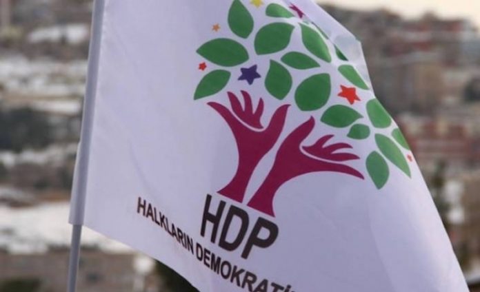 Hevidar Dinç, coprésidente de l’antenne locale du HDP à Nusaybin, dans la province kurde de Mardin, et 2 autres personnes ont été arrêtées dimanche matin, dans des raids menés par la police turque à Kızıltepe et Nusaybin.