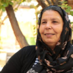 Adle Bekir, une des héroïnes de l’ombre de la bataille de Kobanê Adle Bekir est originaire du village de Kaniya Kurdan à Kobanê. Ses parents, maintenant décédés, ont eu 10 enfants, 3 filles et 7 garçons. Sa mère lui a dit un jour : "Après ma mort, va chez les révolutionnaires du Kurdistan et travaille pour la révolution". Elle a suivi son conseil. "Dès que j'ai démonté la tente dressée pour le deuil de ma mère, je suis allée voir les révolutionnaires et j'ai dit "Je veux participer aux travaux logistiques, je ne veux pas me marier et m'emprisonner dans la maison. Ils ont dit d'accord."