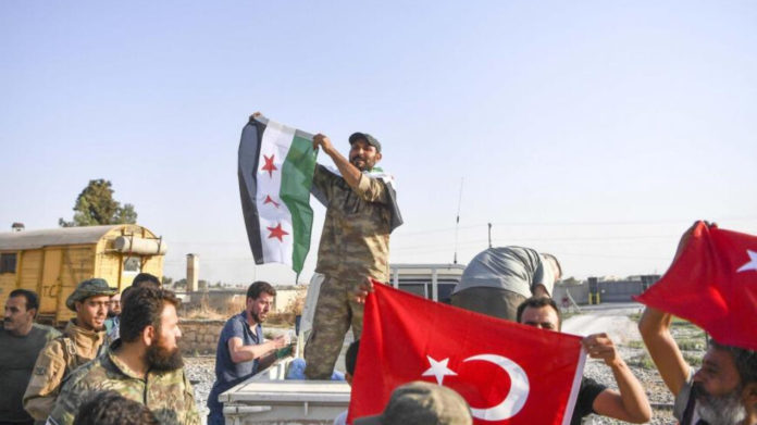 La Turquie et les groupes armés contrôlés par Ankara ont arrêté et transféré illégalement au moins 63 ressortissants syriens du nord-est de la Syrie vers la Turquie pour qu'ils soient jugés sur 