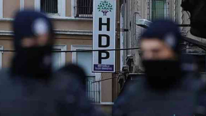 Le ministère de l’intérieur turc a annoncé aujourd’hui l’arrestation de 718 personnes, dont des administrateurs et des membres du HDP.