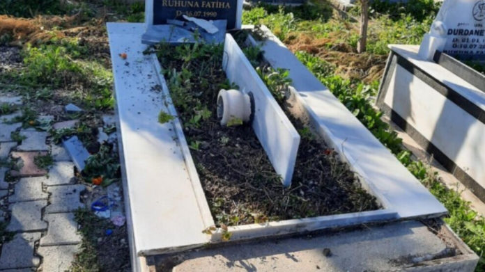La tombe d’un combattant kurde des YPG, Hogir Kaya, mort à Kobanê en juin 2015, a été profanée à Ceyhan, dans la province d’Adana.