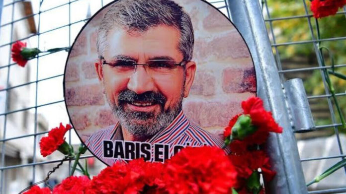 À l’approche du procès sur le meurtre de l’avocat kurde Tahir Elçi prévu le 3 mars, le groupe anglais Forensic Architecture, spécialisé dans la recherche sur les violations des droits humains, a réfuté l'allégation du régime turc selon laquelle l'ancien bâtonnier de Diyarbakir, a été tué par le PKK. Il a affirmé au contraire que l’avocat avait été abattu par un officier de police.