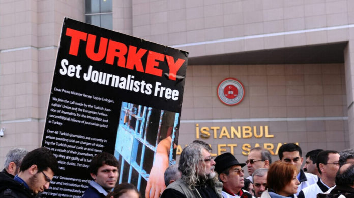 L'Association des Journalistes Dicle Firat a publié son rapport mensuel sur la répression contre les journalistes en Turquie.