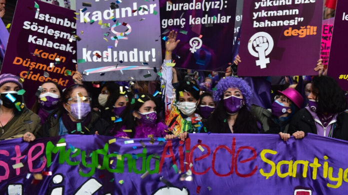 La police turque a procédé à une vague d’arrestations contre les participantes à une marche nocturne féministe organisée le 8 mars à Istanbul