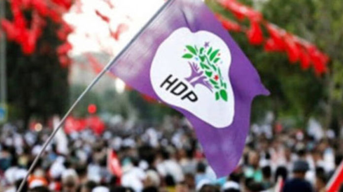 Le président de Çev-Der Ali Kalçık, le président de la chambre médicale Van-Hakkari Hüseyin Yaviç et la coprésidente du Centre de recherche sur les migrations de Van Hanife Güzel ont évalué l'affaire de clôture contre le HDP.