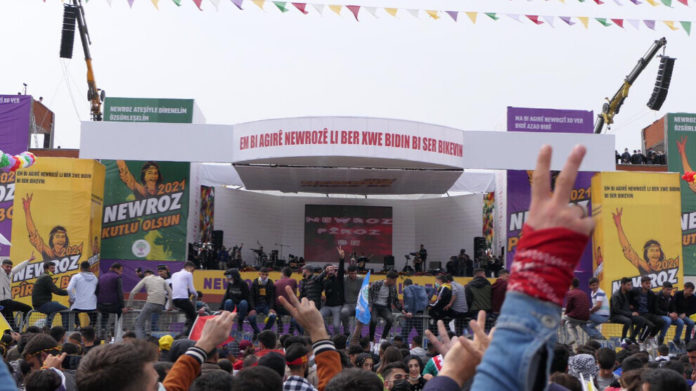 Deux mineurs figurent parmi les personnes arrêtées aux points de contrôle de la police alors qu'elles se rendaient à la grande fête du Newroz à Amed (Diyarbakır).