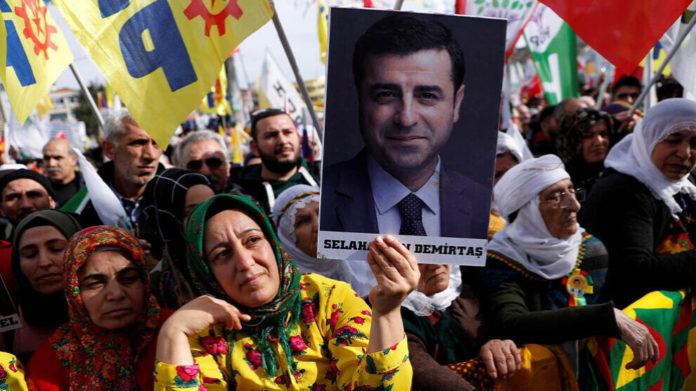 L'ancien coprésident du HDP Selahattin Demirtas a été condamné à trois ans et six mois de prison pour avoir « insulté le président ».