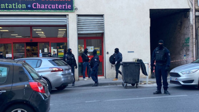 Au moins 6 maisons, une association et un magasin appartenant à des Kurdes ont été perquisitionnés à Marseille ce matin. Une dizaine de personnes ont été interpellées. Une autre personne a été arrêtée en région parisienne.