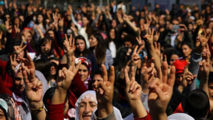 L'offensive d'Erdogan contre les droits et la démocratie cible les femmes, les Kurdes, les LGBT et les garanties démocratiques, déclare HRW.