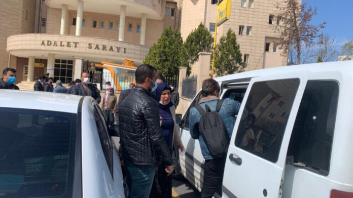 Emine et Ferit Şenyaşar ont été arrêtés ce matin devant le palais de justice d'Urfa. La mère et le fils mènent une veille pour la justice depuis 22 jours. Le 14 juin 2018, un crime grave s'est produit pendant la campagne électorale dans la ville kurde de Suruç, au nord du pays.
