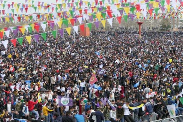 Près d’un million de personnes étaient rassemblées ce dimanche à Diyarbakir pour célébrer le Newroz, le nouvel an kurde. « Que ceux qui prétendent que les Kurdes n’existent pas regardent cette place », a déclaré la Député HDP Semra Güzel dans un discours.