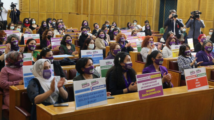 La coprésidente du HDP Pervin Buldan a appelé toutes les femmes députées à lutter ensemble pour faire du parlement des hommes un parlement des femmes.