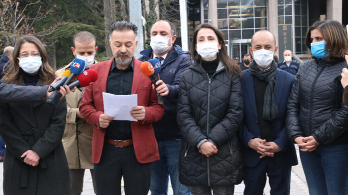 Le co-vice-président du HDP en charge de la commission des lois et des droits humains, Ümit Dede, a fait une déclaration de presse devant le palais de justice d'Ankara, où s'est tenue ce vendredi l'audience préliminaire de 