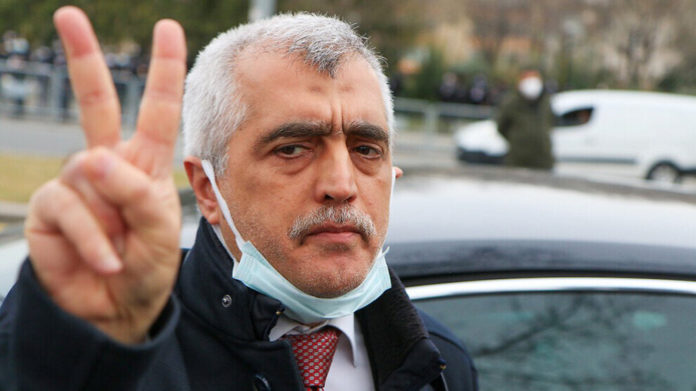 Le député du HDP Ömer Faruk Gergerlioğlu, emprisonné après la révocation de son statut de parlementaire, a déclaré : « Je suis un député du peuple, même en prison. Nous reviendrons inéluctablement. Aucune tyrannie ne pourra jamais nous arrêter ».