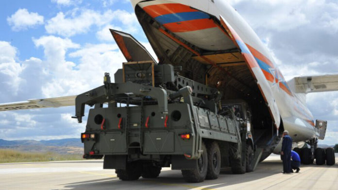 Le Département d'État a imposé des sanctions à la présidence des industries de défense de la République de Turquie (SSB) conformément à l'article 231 de la loi sur la lutte contre les adversaires de l'Amérique par le biais de sanctions (CAATSA) pour avoir sciemment conclu une transaction importante avec Rosoboronexport, la principale entité d'exportation d'armes de la Russie, par l'achat du système de missiles sol-air S-400.
