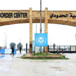 Les postes-frontières Syriens, un instrument de pression Les postes-frontières syriens sont des instruments de pression pour les États de la région. Ils sont notamment utilisés pour imposer des embargos aux populations du nord et de l'est de la Syrie. Les États de la région utilisent les postes-frontières syriens pour leurs propres intérêts, bloquant notamment l’entrée de l’aide humanitaire et des fournitures médicales dans la région. La Turquie, la Russie et le gouvernement de Damas imposent un embargo aux populations du nord et de l'est de la Syrie. Ces mêmes États ont cependant ouvert les frontières à des milliers de combattants djihadistes de l'État islamique (EI) et de Jabhat al-Nusra à partir du début de la crise syrienne en 2011.