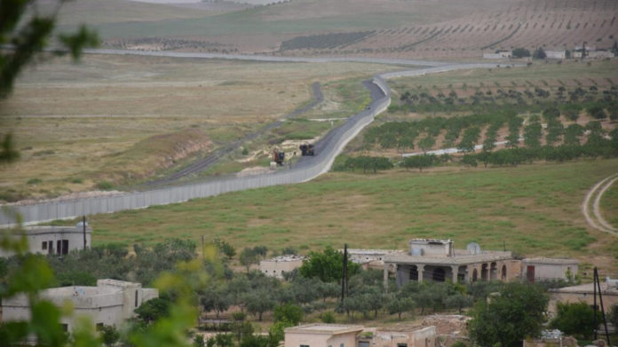 Les forces turques, creusent, depuis plusieurs jours, des tranchées de 3 à 4 mètres de profondeur à la frontière entre le Nord-Kurdistan (Turquie) et le Rojava (Nord de la Syrie).