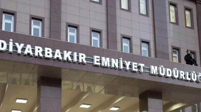 Douze militants kurdes, dont des dirigeants locaux du Parti démocratique des peuples (HDP), arrêtés le 26 avril à Amed (Diyarbakir) ont été incarcérés pour des publications sur les réseaux sociaux et des « aveux » de témoins anonymes.