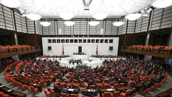 Dix députés du Parti républicain du peuple (CHP), ainsi que dix autres du Parti démocratique des Peuples (HDP) sont menacés de perte de leur immunité parlementaire.