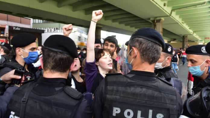 La police turque a sévèrement réprimé les manifestants descendues dans les rues d'Istanbul, samedi, pour célébrer la Journée internationale des travailleurs, le 1er mai.