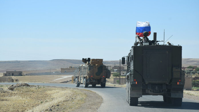 Les troupes russes et turques ont effectué ce lundi une patrouille conjointe à Kobanê. Il s'agit de la 53e patrouille depuis l'accord entre Moscou et Ankara après l'invasion turque de l'automne 2019.