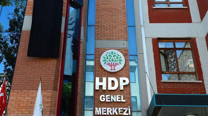 Le siège du Parti démocratique des peuples (HDP) à Ankara a été attaqué par des individus dans la nuit de vendredi.