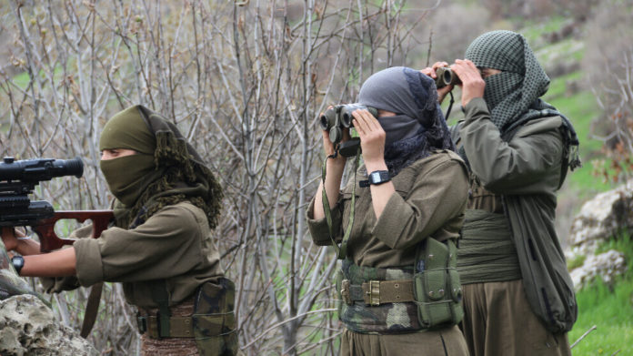 A la suite des tirs d’obus de l’armée turque dans la région de Metina, de violents affrontements ont commencé dimanche soir entre les soldats de l’armée turque et les guérilléros des Forces de défense du peuple (HPG, branche armée du PKK).