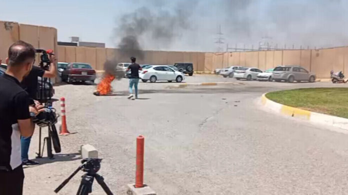 Behzad Mahmudi, originaire du Kurdistan oriental (Iran), a perdu la vie après s’être mis le feu devant le bureau des Nations unies dans la ville de Hewler (Erbil), au Sud-Kurdistan, pour protester contre les mauvaises conditions de vie.