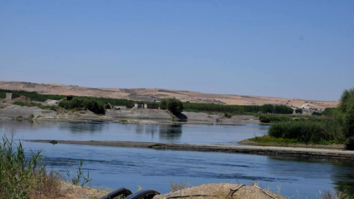 Le Comité des municipalités du canton de Kobanê et la Direction de l'eau lancent un projet d'approvisionnement de la région en eau potable.