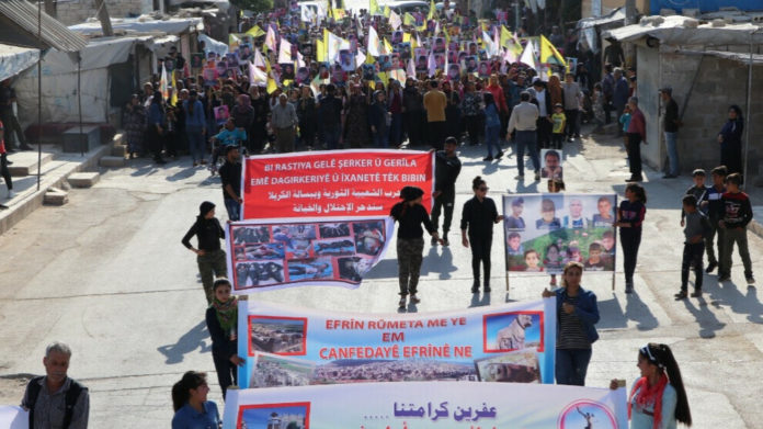 Des centaines de déplacés d’Afrin ont protesté dimanche, à Tall Rifaat, contre le changement démographique imposé par la Turquie dans la région.