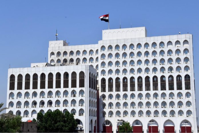 Le ministère irakien des Affaires étrangères a convoqué lundi le chargé d'affaires de l'ambassade de Turquie pour protester contre l'invasion militaire continue des régions du Kurdistan.