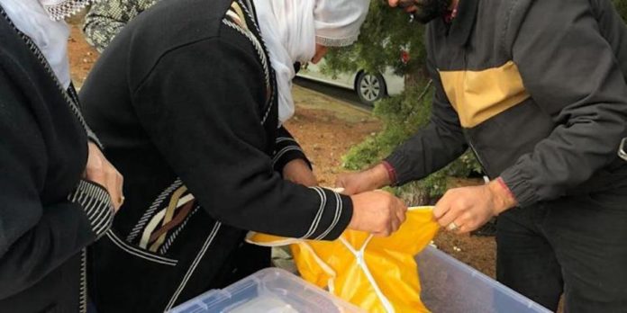 Plus de deux décennies après la mort de Nadire Elma, une combattante kurde, ses restes ont été remis à sa mère dans une boîte en plastique. Pendant le processus de paix entre le gouvernement turc et le PKK [2013-2015], ce dernier avait négocié avec le gouvernement la restitution des corps de combattants kurdes enterrés dans des fosses communes, tous répertoriés par l’État turc mais jamais communiqués à leurs familles.