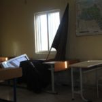 « Un massacre des enfants a été évité de justesse à Makhmour » Les fenêtres de l'école primaire Salih Kendal du camp de réfugiés kurdes de Makhmour ont été brisées et les murs impactés en raison du bombardement aérien de l'État turc survenu le 5 juin dernier.