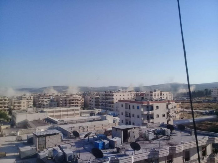Des dizaines de tirs de roquettes ont visé, samedi soir, le centre-ville d'Afrin, dans le nord de la Syrie, tuant au moins 19 civils et blessant plus de 23 autres. Accusées par l’occupation turque, les Forces démocratiques syriennes (FDS) ont nié tout lien avec les bombardements.