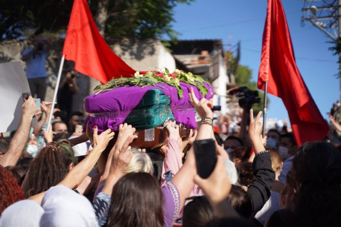 Deniz Poyraz, jeune militante du HDP tuée jeudi, dans une attaque armée contre le siège régional du parti à d'Izmir, a été enterrée hier soir. Des milliers de personnes ont accompagné son cercueil porté par des femmes.