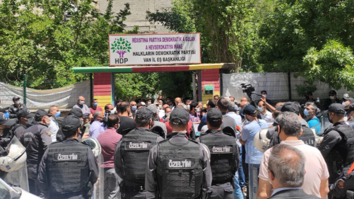 À Van, une marche organisée par le HDP pour la reconnaissance du kurde comme langue officielle a été interdite par le préfet de la région.