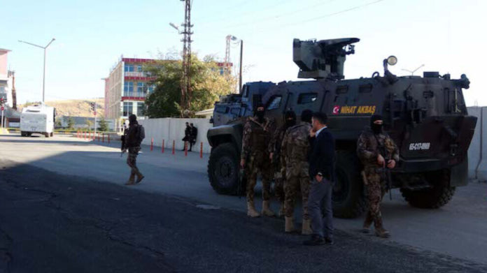 La police turque a arrêté vendredi 4 dirigeantes du HDP dans la province de Hakkari, au Nord-Kurdistan (Turquie).
