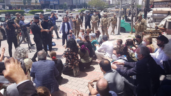 Une délégation européenne composée de plusieurs dizaines de personnes, notamment de parlementaires, s’est vue refusée la tenue d’une conférence de presse aujourd’hui à Hewler (Erbil), par les forces de sécurité du Parti démocratique du Kurdistan (PDK).