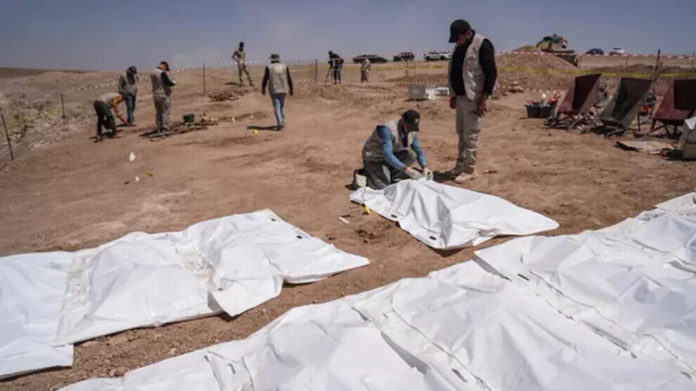 Dans la région de Mossoul, en Irak, les corps de 123 victimes de l’EI ont été exhumés d’une fosse commune.
