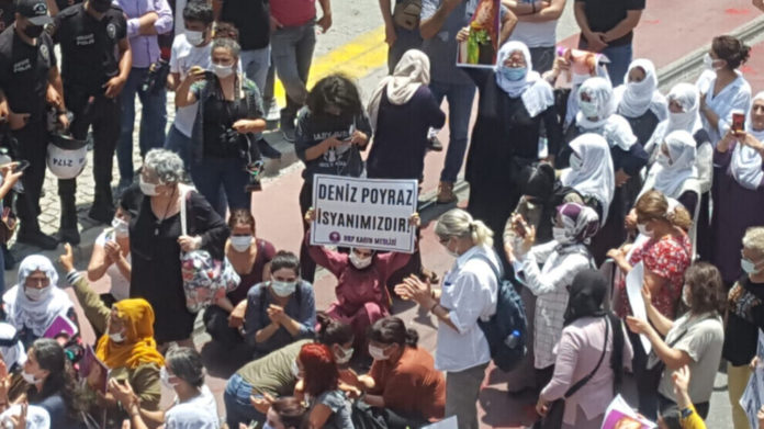 La police turque a attaqué un rassemblement organisé par le HDP à Izmir, en hommage à Deniz Poyraz, jeune militante assassinée.