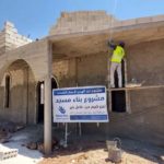 De la construction de mosquées aux complexes de colonies… la Turquie poursuit le changement démographique à Afrin Dans les zones du nord de la Syrie occupées par la Turquie, particulièrement dans la région kurde d’Afrin, des organisations affiliées aux Frères musulmans, se présentant sous l’étiquette humanitaire, construisent des mosquées et des complexes de colonies, dans le but de changer la structure démographique de la région en y installant des familles de mercenaires.