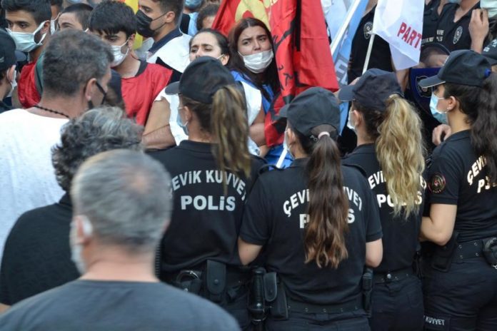 La police turque a attaqué la commémoration des victimes du massacre de Suruc, organisée au parc Inönü à Adana. 19 jeunes ont été victimes de violences policières et placés en détention.
