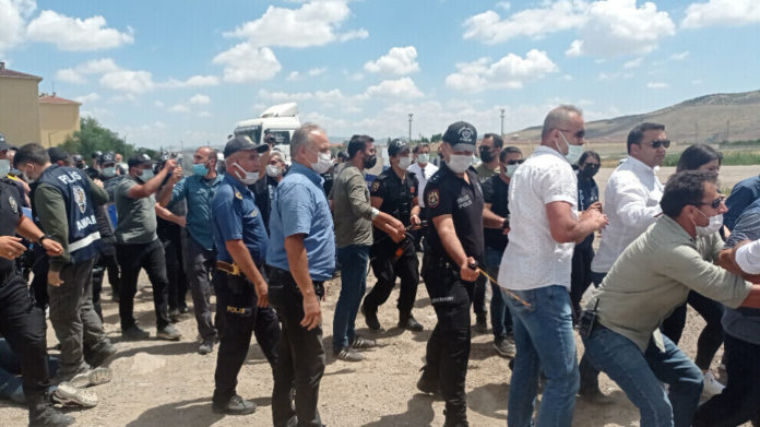 La police turque a attaqué ce lundi la veille de justice lancée par le HDP devant le complexe pénitentiaire de Sincan, à Ankara
