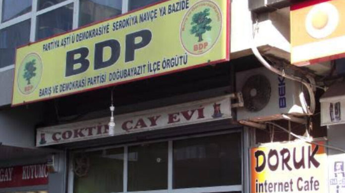 L'ancien président du bureau du BDP à Dogubayazit condamné à 1 an et 8 mois de prison pour avoir accroché une enseigne écrite en kurde.
