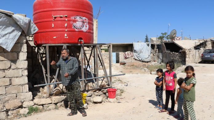 L'UNICEF a placé des réservoirs d'eau sur les routes principales des villages et des districts du canton de Shehba pour fournir de l'eau potable aux habitants. Les résidents de Shehba sont les personnes qui ont été contraint de se déplacer dans la région à la suite de l’attaque en janvier 2018 et de l’occupation en mars 2018 d’Afrin par l’Etat turc et ses mercenaires djihadistes qui lui sont affilié. Les puits existants dans la région ne sont pas adaptés à l'eau potable.