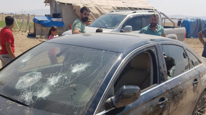Selon l'agence de presse Mezopotamya (MA), une famille kurde originaire de Diyarbakır, installée depuis 20 ans dans le district de Meram, à Konya, en Turquie, a été la cible d'une attaque raciste, mardi 20 juillet au soir. Une soixantaine de personnes auraient attaqué la famille avec des armes à feu. Un des membres de la famille, Hakim Dal (43 ans), a été tué dans l’agression. Selon les informations recueillies par MA, les personnes visées avaient auparavant reçu à plusieurs reprises des menaces à caractère raciste.