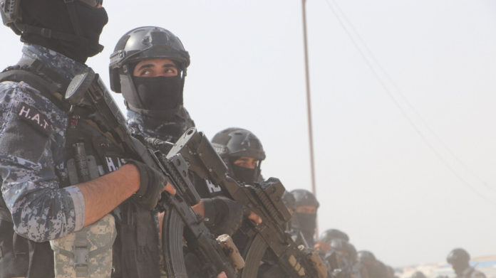 Quatre membres de l’Etat islamique (EI) ont été arrêtés dimanche lors d'une opération de sécurité dans l'est de Deir ez-Zor.