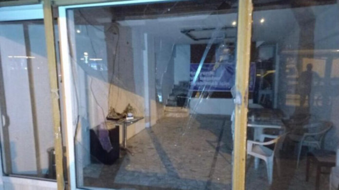 Une nouvelle attaque a visé, au cours de la nuit dernière, le siège du Parti démocratique des Peuples (HDP) à Marmaris, dans la province de Muğla. Le bâtiment avait déjà été endommagé par un nationaliste turc armé il y a deux semaines.
